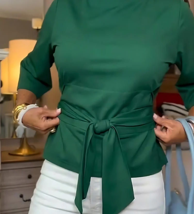 Daria – Elegáns Top Kötővel a Deréknál