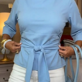 Daria – Elegáns Top Kötővel a Deréknál