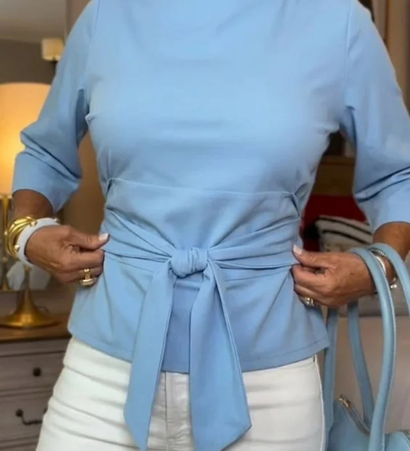 Daria – Elegáns Top Kötővel a Deréknál