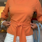 Daria – Elegáns Top Kötővel a Deréknál