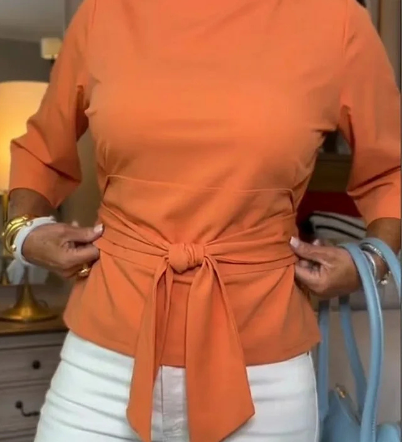 Daria – Elegáns Top Kötővel a Deréknál