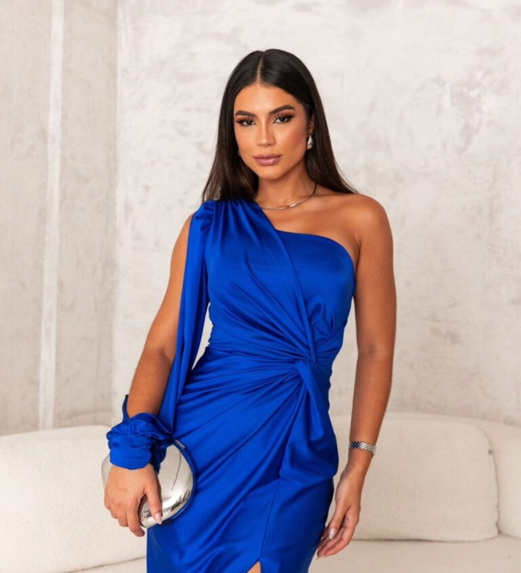 Luana – Sátén Ruha Aszimmetrikus Dizájnnal és Hasítékkal