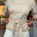 Daria – Elegáns Top Kötővel a Deréknál