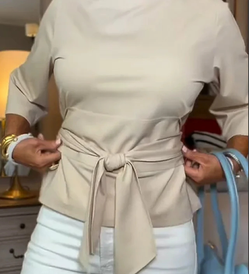 Daria – Elegáns Top Kötővel a Deréknál