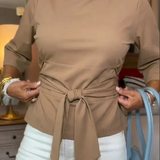 Daria – Elegáns Top Kötővel a Deréknál