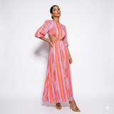 Valentina – Elegáns Ruha Diszkrét Szabással és Jelenléttel
